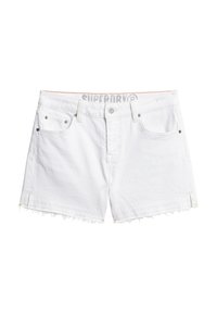 Shorts en denim blanc avec un ourlet effiloché, comportant des poches avant, des pièces métalliques et un logo "SUPERDRY" sur la ceinture.