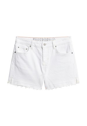 Witte denim shorts met een rafelrand, voorzien van zijzakken, metalen details en een "SUPERDRY" logo op de tailleband.