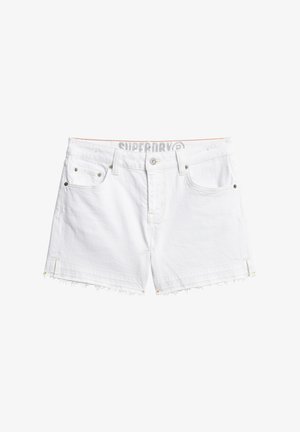 Witte denim shorts met een rafelrand, voorzien van zijzakken, metalen details en een "SUPERDRY" logo op de tailleband.