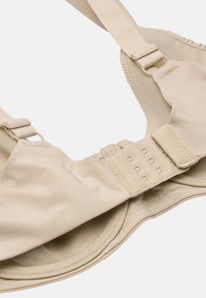 Beiger Bügel-BH mit verstellbaren Trägern und dreireihigem Haken-Ösen-Verschluss am Rücken vor weißem Hintergrund.