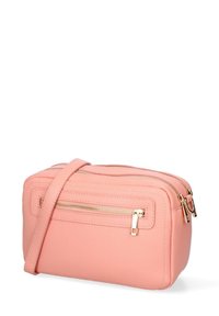 Borsa a tracolla pink in pelle con finitura texturizzata, caratterizzata da due scomparti con cerniera, accessori in tonalità oro e una tracolla regolabile.