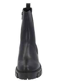 Botas de tobillo de cuero negro con un acabado suave, diseño ajustado, lengüeta trasera y suela de goma texturizada con un patrón de banda ancha.