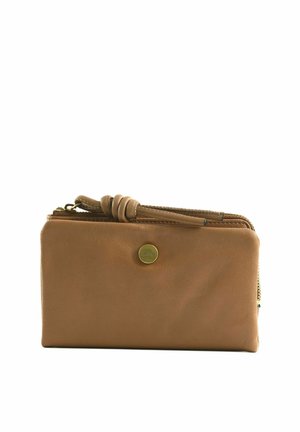 Porte-monnaie bracelet en cuir marron avec détail bouton doré et compartiments zippés, avec une lanière de poignet nouée.