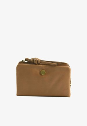 Porte-monnaie bracelet en cuir marron avec détail bouton doré et compartiments zippés, avec une lanière de poignet nouée.