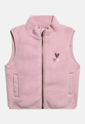 Veste sans manches en polaire rose avec fermeture éclair frontale complète, deux poches latérales, col montant et trois petits cœurs brodés sur le côté gauche de la poitrine.