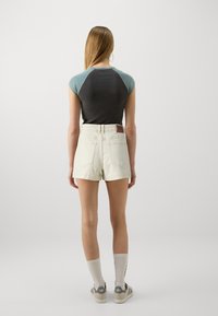 ONLY ONLEMILY POCKET SHORTS - Džinsiniai šortai - ecru
