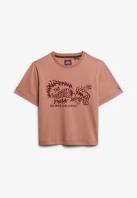 Camiseta de manga corta de color rosa con un gráfico de una mano sosteniendo un chile picante y el texto: "EL TIPO PICANTE, ES PICANTE, AFÉRRETE."