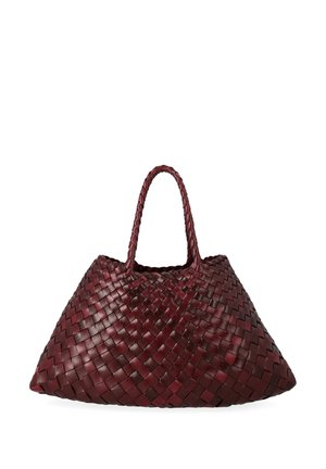 Borsa intrecciata in pelle bordeaux scuro, a forma triangolare con manici intrecciati, dotata di una superficie testurizzata e design con apertura superiore.