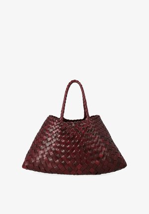 Borsa intrecciata in pelle bordeaux scuro, a forma triangolare con manici intrecciati, dotata di una superficie testurizzata e design con apertura superiore.
