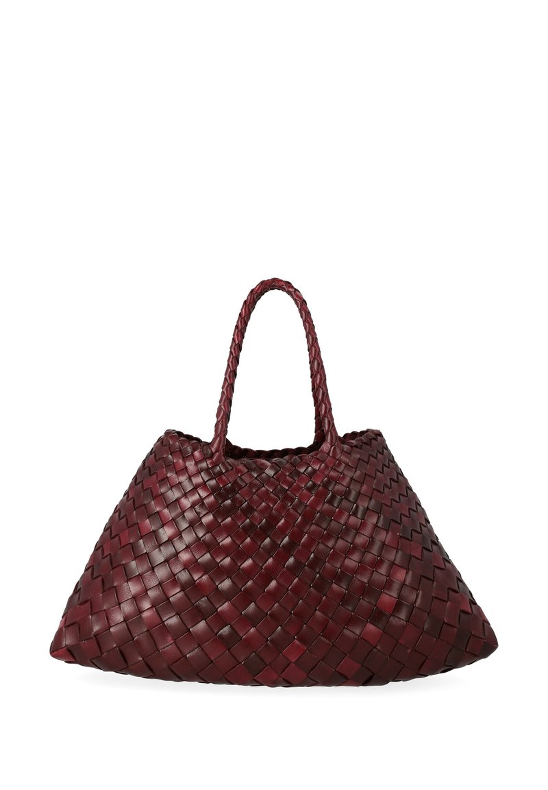 Borsa intrecciata in pelle bordeaux scuro, a forma triangolare con manici intrecciati, dotata di una superficie testurizzata e design con apertura superiore.