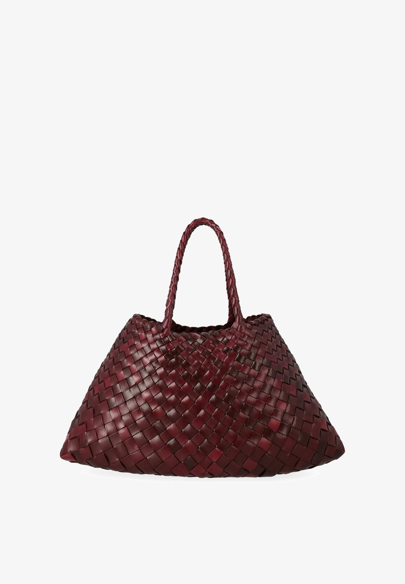 Sac en cuir bordeaux tressé, de forme triangulaire avec des poignées tressées, présentant une surface texturée et un design à ouverture supérieure.