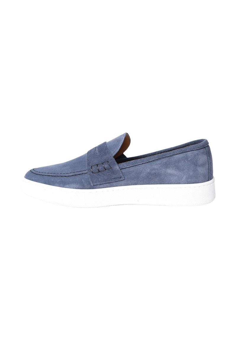 Scarpa slip-on in suede blu con punta arrotondata, cuciture in rilievo e suola in gomma bianca, dotata di una fascia decorativa sulla tomaia.