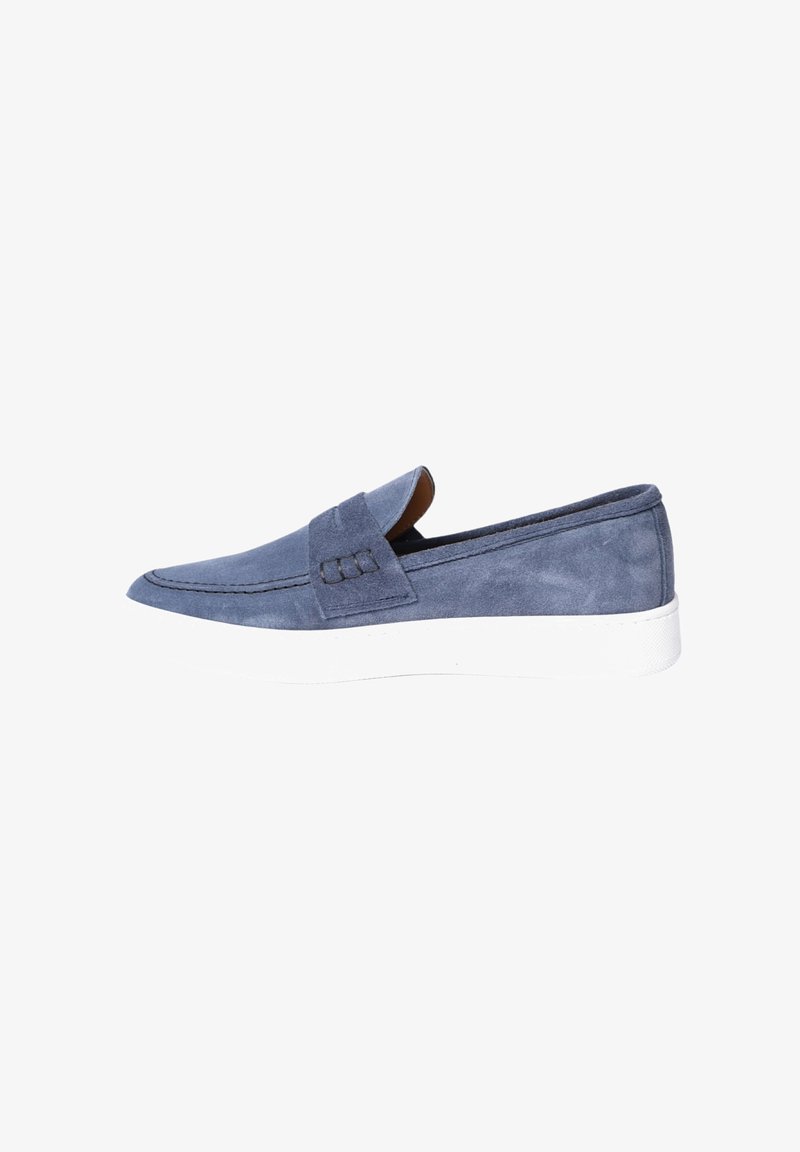 Scarpa slip-on in suede blu con punta arrotondata, cuciture in rilievo e suola in gomma bianca, dotata di una fascia decorativa sulla tomaia.