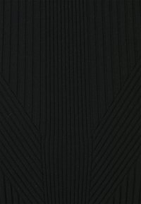 Fekete bordás szövet, amely függőleges vonalakkal és texturált mintával rendelkezik, szögletes dizájn elemekkel, geometriai formákat alkotva a szövésben.