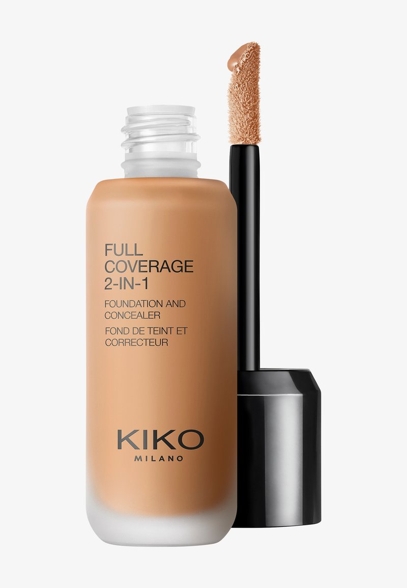 Flacon de fond de teint et correcteur 2 en 1 KIKO Milano Full Coverage avec capuchon noir ouvert et applicateur montrant un produit liquide beige.