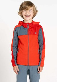 Rote und graue Fleecejacke mit Reißverschluss und Kapuze, ausgestattet mit zwei Seitentaschen und Logodetail auf der Brust. Weicher Stoff und ergonomische Passform.