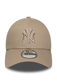 Casquette de baseball beige avec un logo NY brodé en marron et blanc. Ajustement réglable, tissu doux, visière courbée, surface texturée.