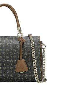 Borsa a mano a fantasia marrone e grigia con design strutturato, manico in pelle liscia e tracolla in catena argentata per una maggiore versatilità.
