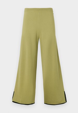 Spodnie o szerokich nogawkach w oliwkowym kolorze, wykonane z miękkiego materiału, z prążkowanym pasem w talii i czarnymi akcentami u dołu.