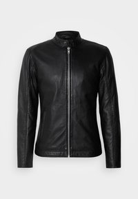 Veste en cuir noire avec fermeture éclair frontale, col montant, manches longues et poches latérales sur un fond clair uni.