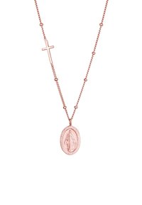 Collana in oro rosa con un ciondolo che presenta un'immagine dettagliata in rilievo e un charm a forma di croce. La catena è composta da piccoli anelli rotondi.
