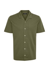 Kortärmad olivgrön skjorta i mjukt tyg; har krage, knäppning framtill och fem vita knappar längs knappslån.