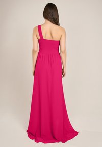 Fuchsia, einseitig trägerloses Maxikleid mit gerafftem Oberteil und fließendem Rock. Leichter Stoff mit glatter Textur, entworfen für eine figurbetonte Silhouette.
