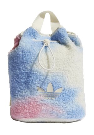 Měkký fleecový batoh v pastelově modré, bílé a růžové barvě s bílým logem Adidas trefoil a šňůrkovým zavíráním.