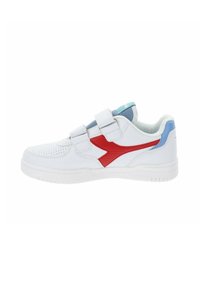 Witte sneaker met rode accenten, voorzien van twee klittenbandsluitingen, glad synthetisch materiaal, geperforeerde neus en een lichtblauwe hak.