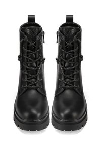 Stivali alla caviglia in pelle nera con pannelli laterali testurizzati, punta rotonda, suola in gomma spessa e allacciatura frontale con occhielli metallici.