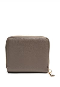 Portafoglio in pelle marrone compatto con una finitura testurizzata, zip dorata e un piccolo dettaglio metallico. Forma rettangolare con bordi cuciti.