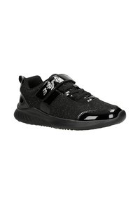 Czarny sneaker z teksturowanej tkaniny, błyszczące akcenty z lakierowanego materiału, sznurowane z przodu i z rzepem z napisem "3RK" z boku.