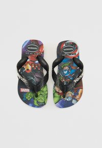 Čības ar krāsainu Marvel supervaroņa grafiku uz zolēm, melni gumijas siksniņas un teksturētas zoles, lai nodrošinātu labāku saķeri.