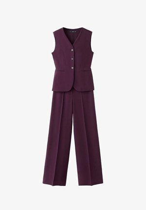 Prsluk boje šljive bez rukava s tri gumba u kombinaciji s odgovarajućim visokim širokim hlačama.