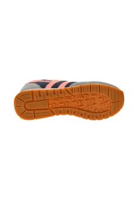 Sula av sko med en texturerad orange gummiyta, som har ett zigzag-mönster och spår för grepp. Accenterad med grå mocka och rosa ränder.