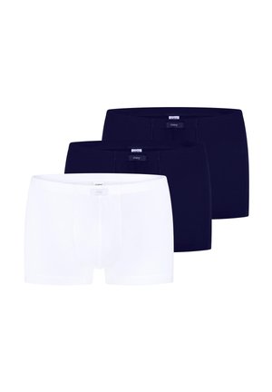 Trzy męskie bokserki w kolorze białym i ciemnogranatowym, ułożone jedna biała para z przodu i dwie granatowe z tyłu.