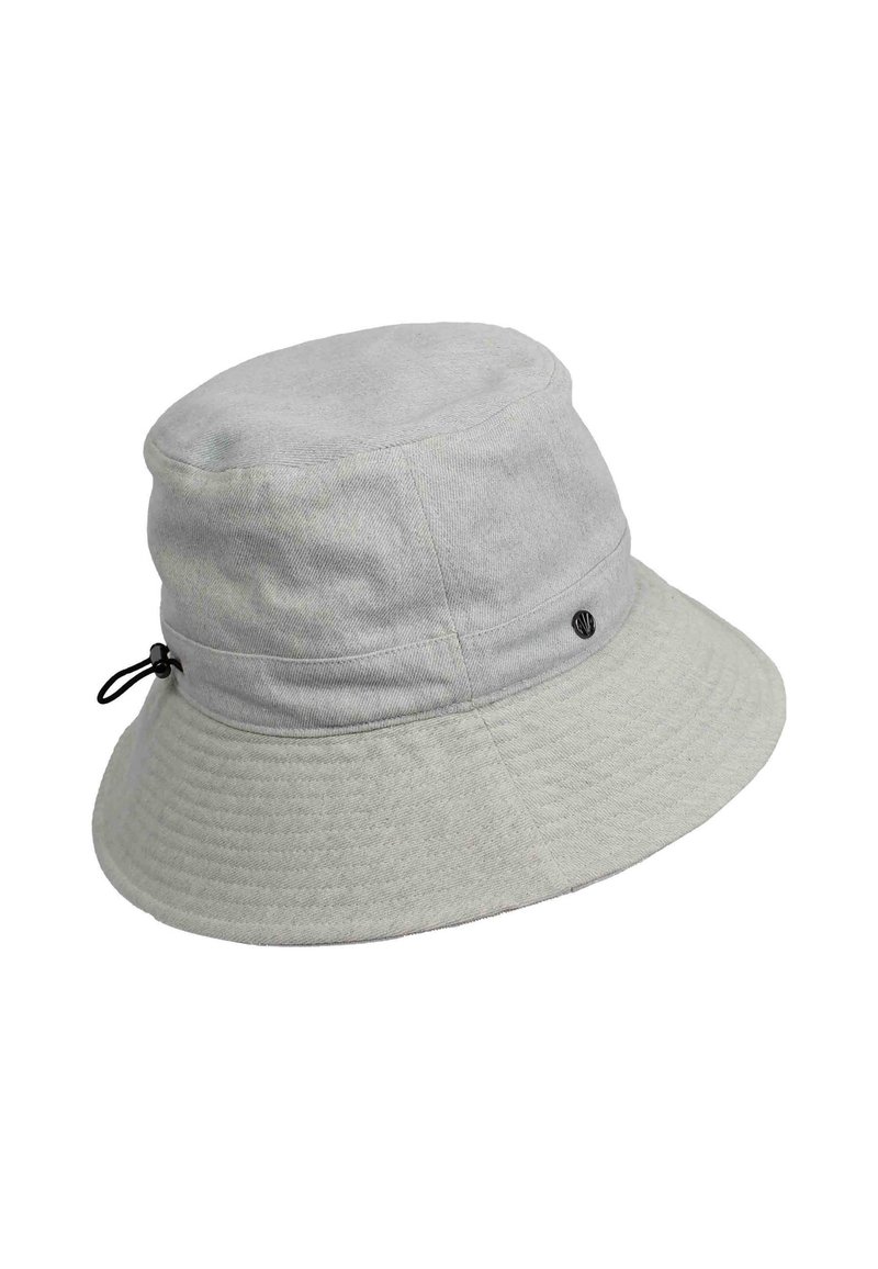 Szary materiałowy kapelusz typu bucket z zaokrągloną koroną, szerokim rondem i regulowanym sznurkiem. Zawiera mały czarny detal logo po boku.