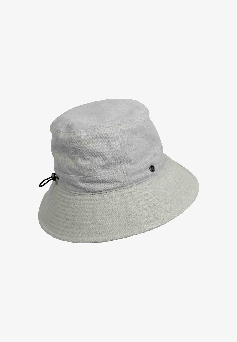 Szary materiałowy kapelusz typu bucket z zaokrągloną koroną, szerokim rondem i regulowanym sznurkiem. Zawiera mały czarny detal logo po boku.