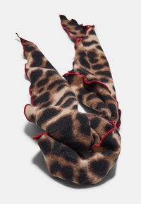 Leopardmønstret tørklæde lavet af blødt stof, med en frynset kant i rødt og et tilspidset design. Mønsteret har mørkebrune og lysebrune nuancer.