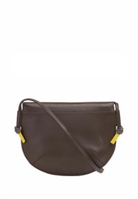 Borsa a tracolla in pelle marrone con forma curva, caratterizzata da accenti gialli e grigi, e una lunga tracolla regolabile. Texture liscia, design minimal.