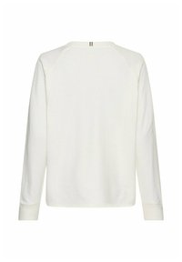 Witte langarmtop met een ribbel structuur bij de ronde hals, raglan mouwen en een gestructureerde afwerking met een verticale gestreepte accent aan de achterkant.