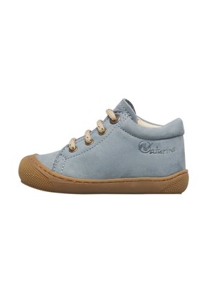 Scarpa da bambino in camoscio azzurro chiaro con lacci beige, suola in gomma color cuoio e design all'altezza della caviglia, mostrata dal lato esterno.