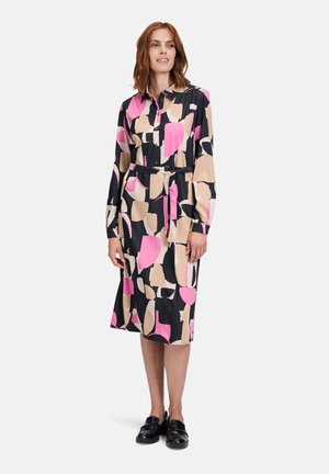 Knopfleistenkleid in einem schwarzen, rosa und Beigefarbenen abstrakten Muster; hat lange Ärmel, eine taillierte Taille und eine knielange Passform mit glatter Textur.