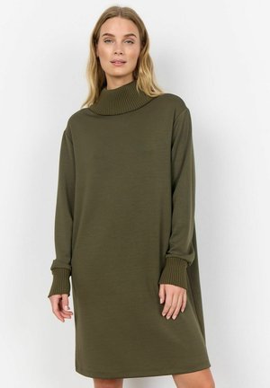Olijfgroen lang gedragen jurk met een hoge geribde kraag en geribde manchetten. Vloeiende stijl, zachte stof en een jurk tot de knie.