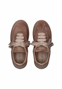 Sneakers in suede marrone con ampi lacci beige, colletto imbottito e un interno morbido. Presentano dettagli di cucitura curvi sulla tomaia.