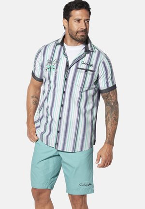 Kurzärmliges Hemd mit Knopfleiste und vertikalen Streifen in Hellblau, Lila und Weiß; kombiniert mit mintgrünen Shorts mit bestickten Motiven.
