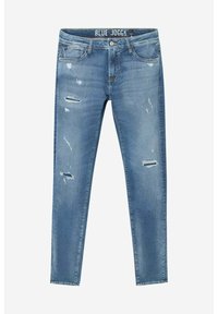 Jeans de mezclilla azul claro con un ajuste slim, que presentan zonas desgastadas y detalles de rasgaduras. Diseño clásico de cinco bolsillos, con cierre de botón en la parte delantera.