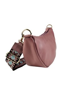 Pinkfarbene Ledertasche mit rundem Design, ausgestattet mit einem goldenen Reißverschluss und Beschlägen. Enthält einen gemusterten Trageriemen mit geometrischen Mustern in Schwarz, Pink und Blau.