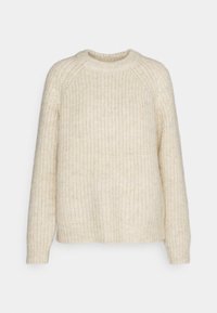 Ecrufarbener, grob gestrickter Pullover mit langen Ärmeln sowie gerippten Bündchen, Saum und Ausschnitt auf einem schlichten weißen Hintergrund.