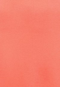 Koralfarbenes geripptes Gewebe mit einer weichen Textur, das eine glatte, durchgehende Oberfläche und einen subtilen Glanz aufweist. Keine sichtbaren Muster oder Hardwaredetails.